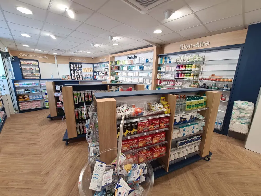 Agencement Pharmacie - Présentoir centrale - Parapharmacie - Pharmacie Prevost Deville les Rouen - ACOM agencementwebp