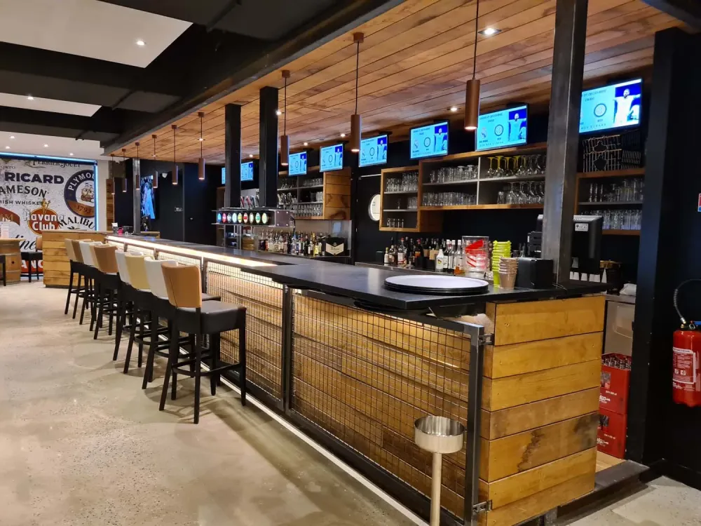 Bar sur mesure - Chêne massif - Bois metal - All sports café - Tourville la rivière -  Réalisation ACOM Agencemewebp