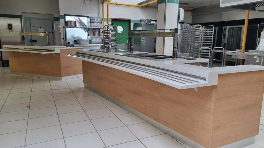 Habillage bain marie - Self - aménagement self lycée - cantine -bois - resine - corian - solid surface - meuble sur mesure - ACOM agencementwebp