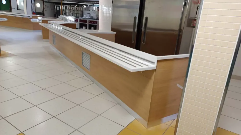 Habillage vitrine réfrigéré sur mesure - Self - Cantine lycée - Evreux - Réalisation sur mesure - Fabrication bois - ACOM agencwebp