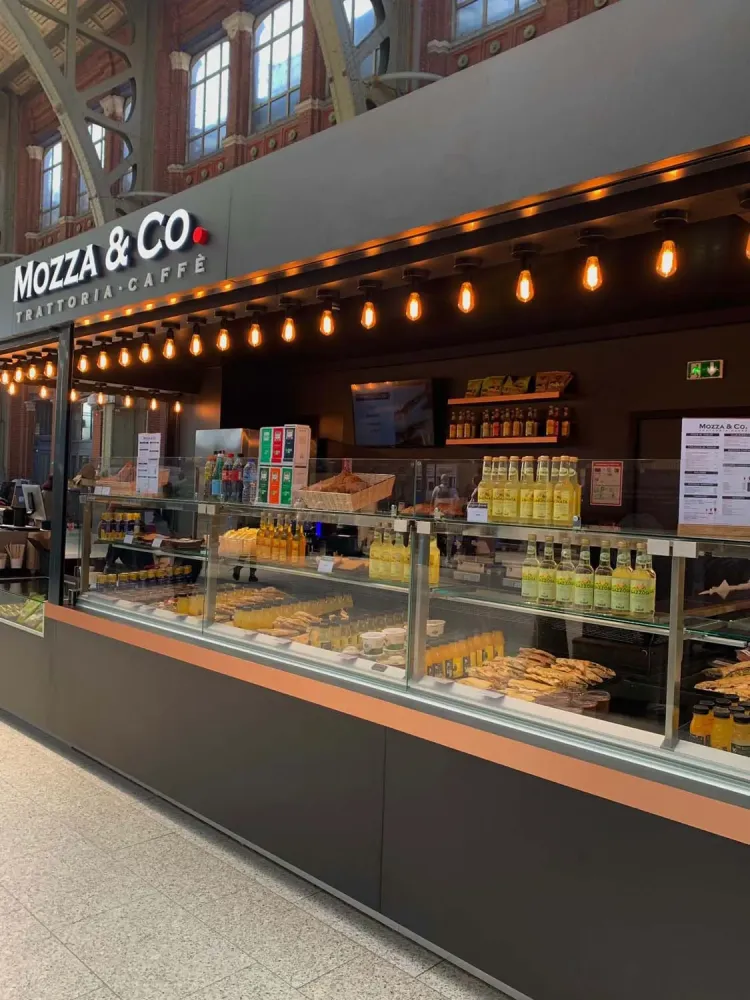 Kiosque Bois - Lille Flandres - Gare de Lille - Mozza and Co - Restaurant sur mesure - Fabrication bois - Agencement gares - ACOM agencement