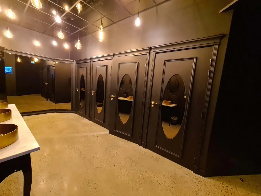 Moulures sur mesure - Bois - Wc all sports café - Tourville la rivière - Fabrication ACOM agencemenwebp